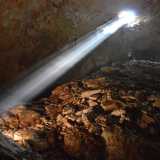 L'ambiente � parzialmente illuminato da un fascio di luce suggestivo che squarcia per un attimo l'oscurit� imperante